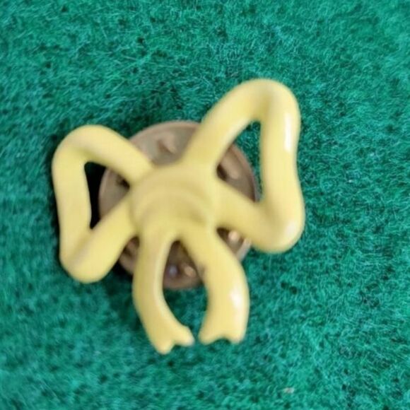 Vintage Enamel Pin Set - Cross, Rose, Bow - Picture 9 of 10